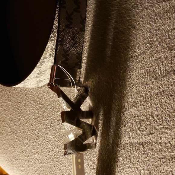 NWT Mk belt. Reversible. One side grey with mk logos. Other side plain black - Picture 2 of 8